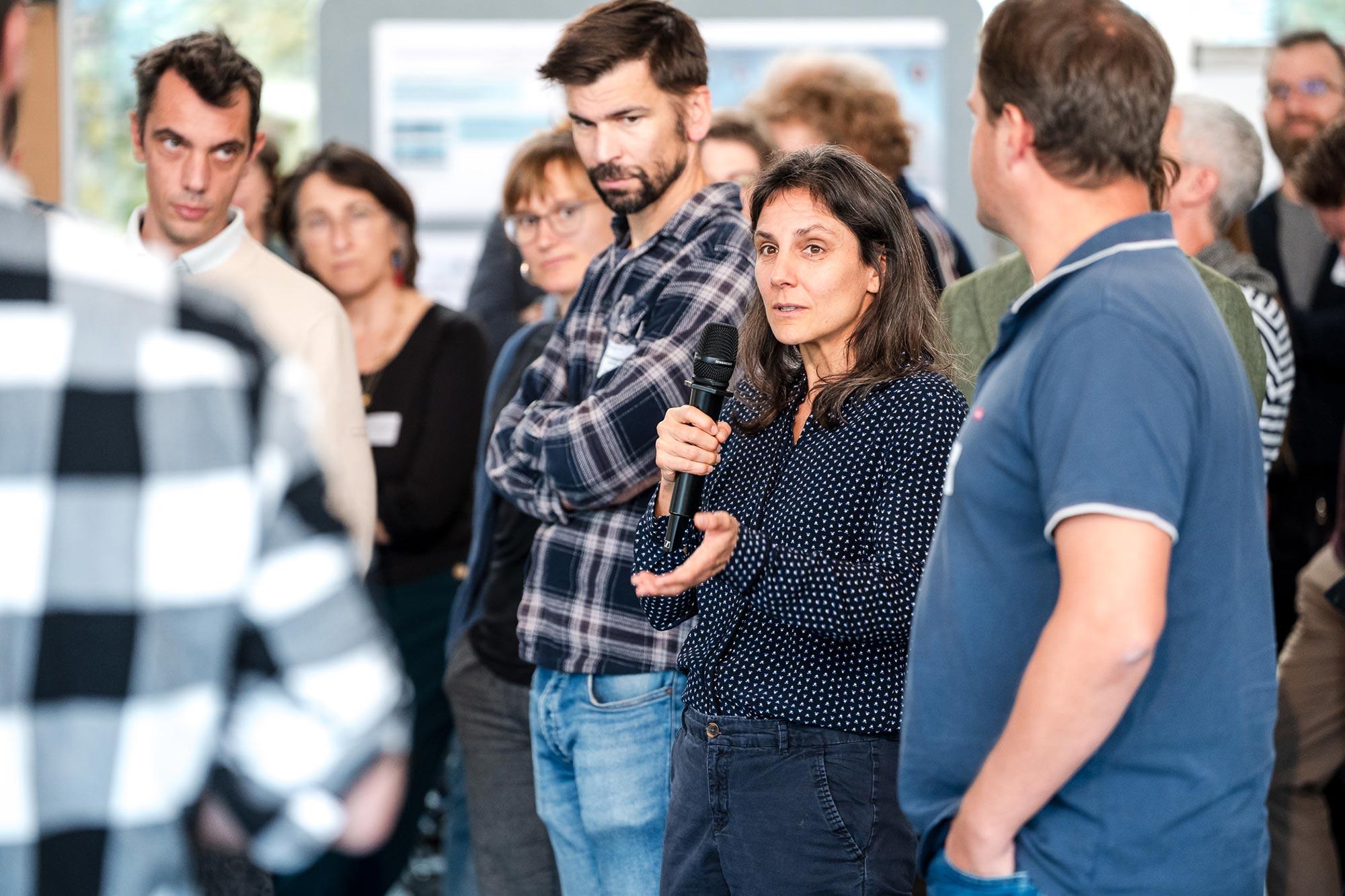 Teilnehmende am Kick-Off Meeting diskutieren den Wert einer ToC in ihren Projekten.